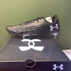 Under armour soccer cleats, unisex, new and never worn